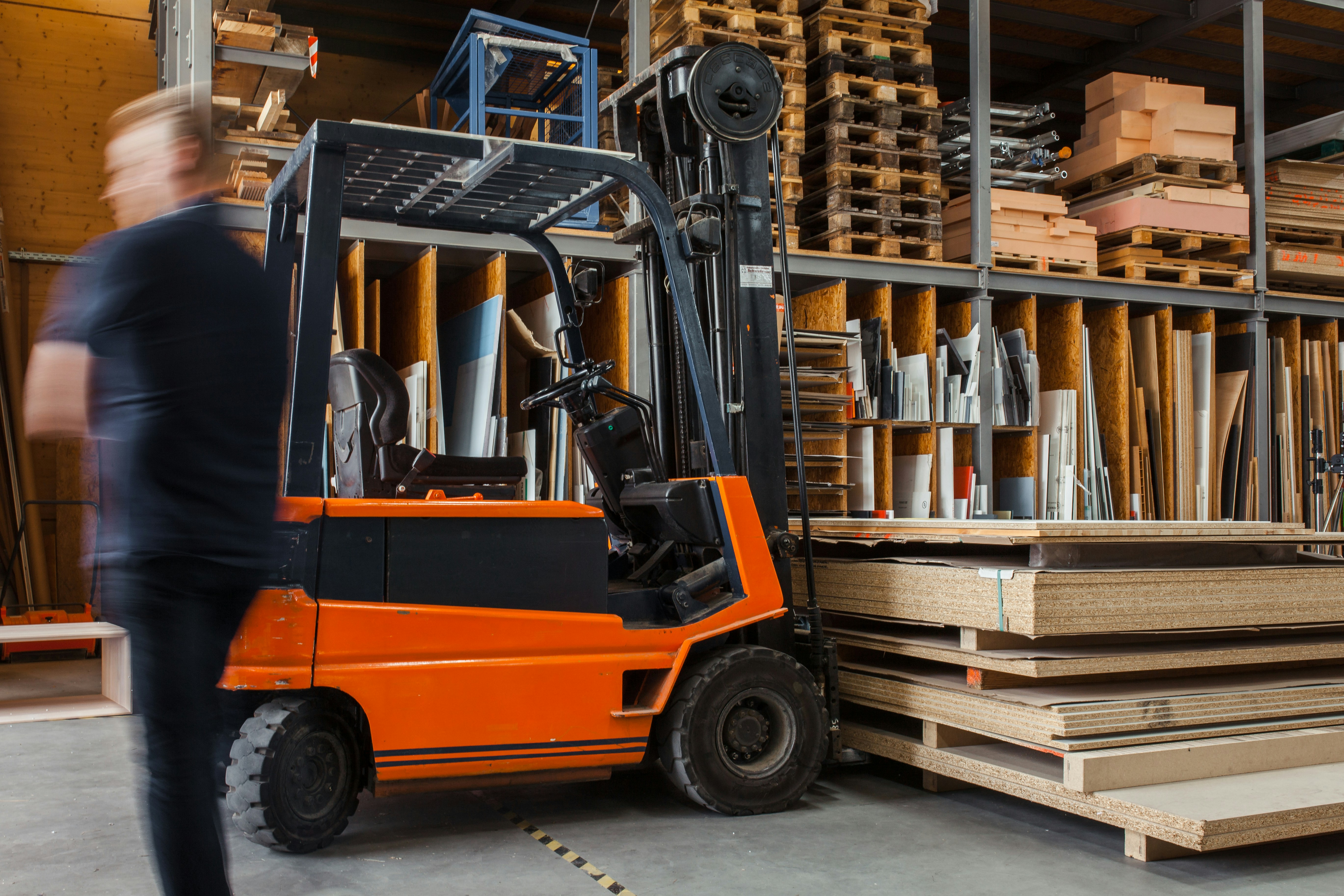 Depoda palet taşıyan sarı forklift